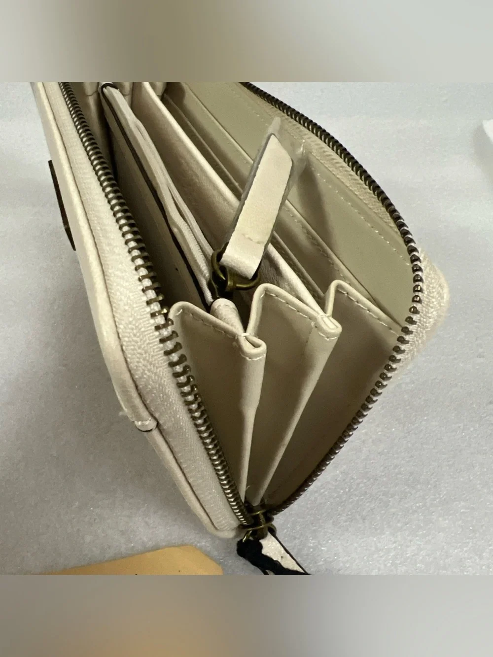 FRYE AND CO. Zip Around Wallet Color White Cap